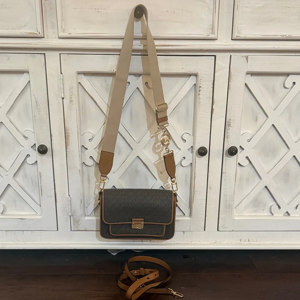 Michael Kors Bradshaw Brown Crossbody Bag - Picture 3 of 10